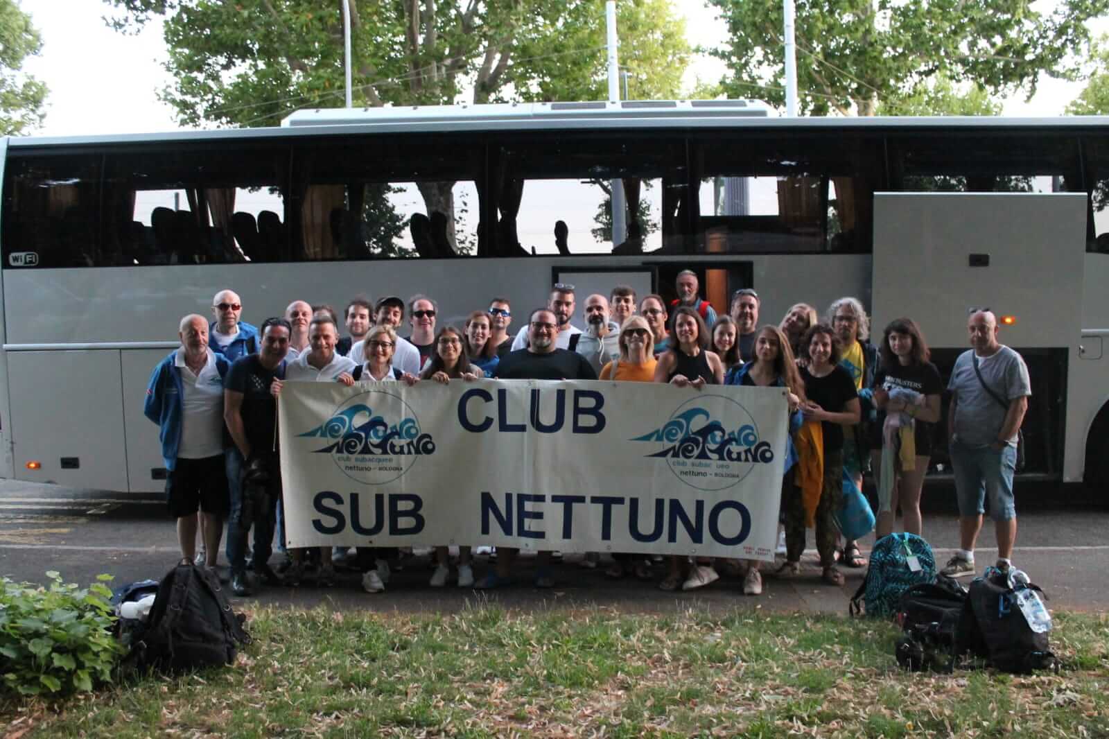 Foto di gruppo prima di partire con un pullman